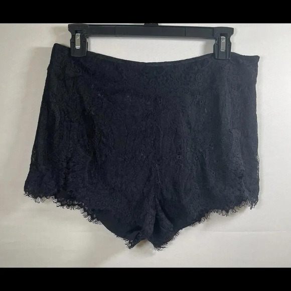 Women’s Kimchi Blue- Black Lace Overlay Booty Pin Up Shorts Size 6 - Picture 1 of 4